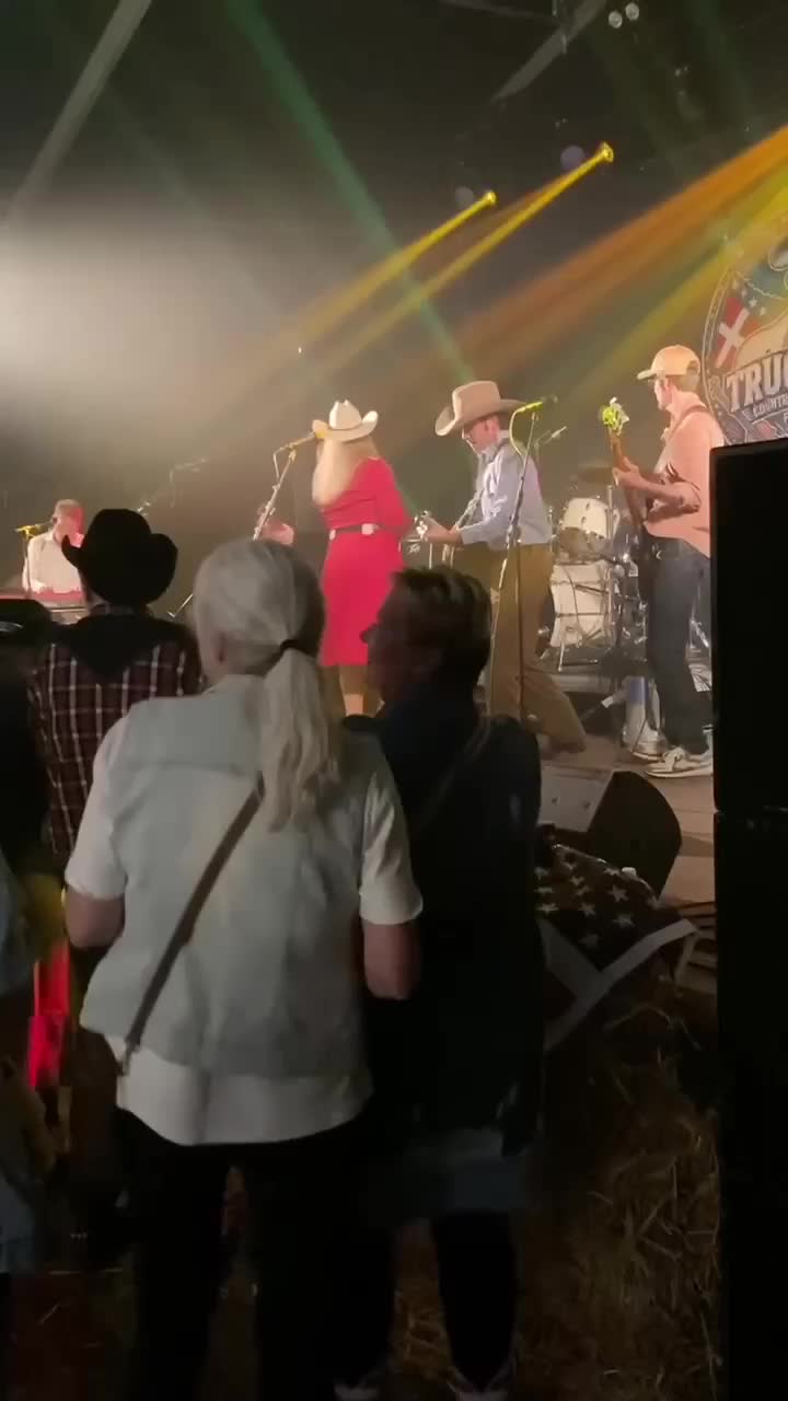 received_2099747214288648.mp4